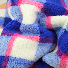Blauw en roze teddy van Atelier Jupe